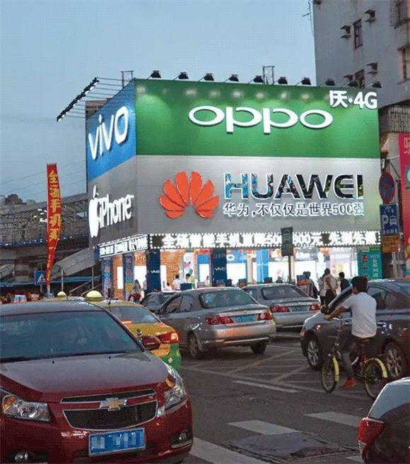 OPPO、VIVO、华为的线（xiàn）下（xià）体验店遍布乡镇
